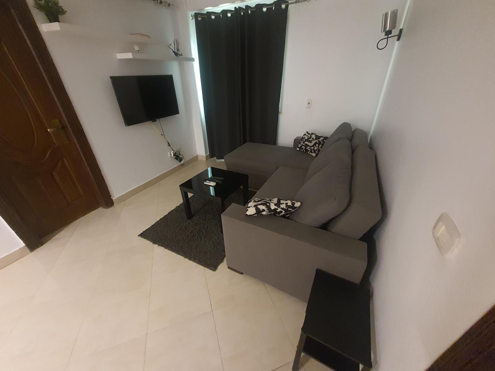 A Stylish Cozy Close To Airport.