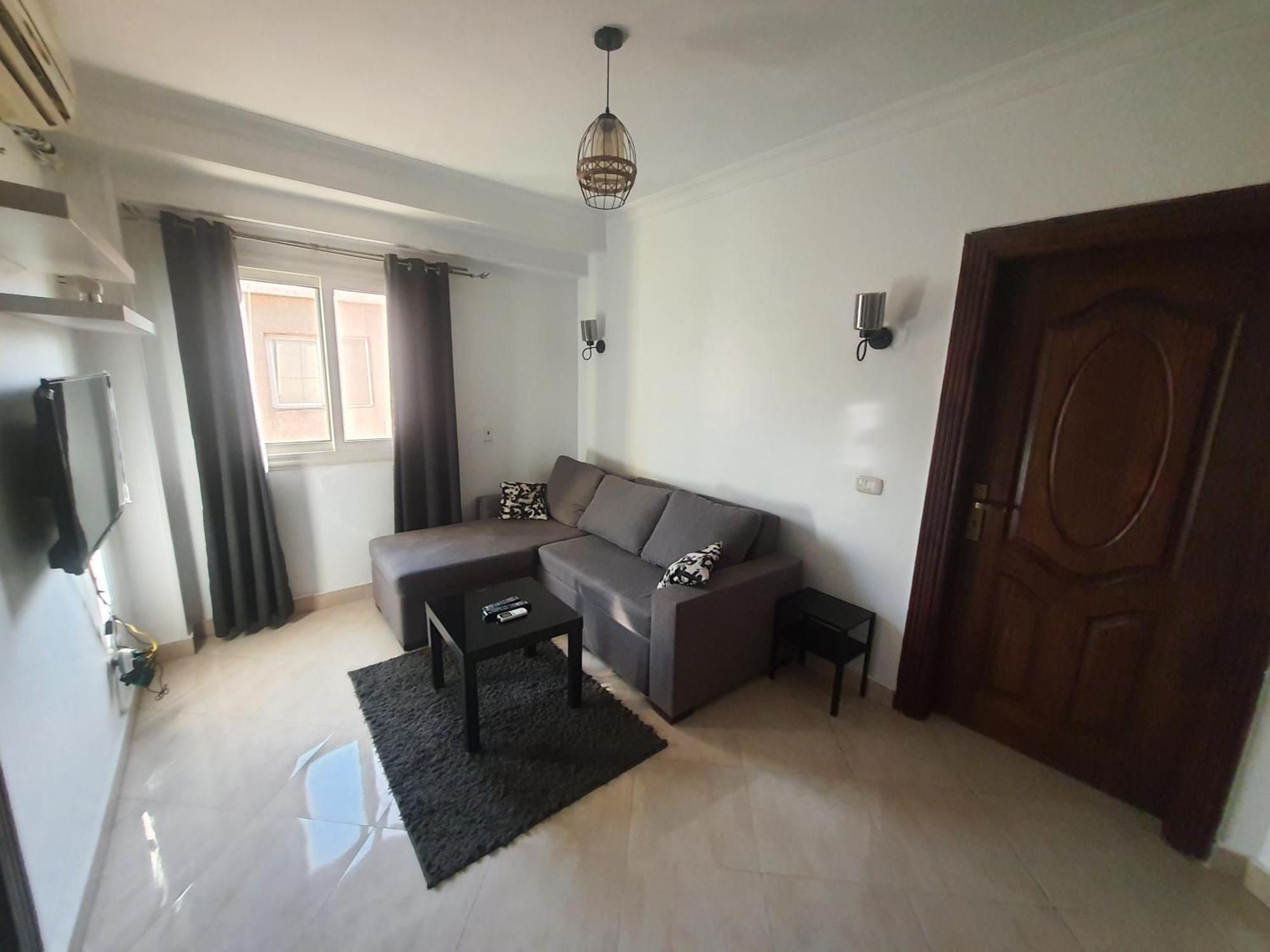 A Stylish Cozy Close To Airport. *